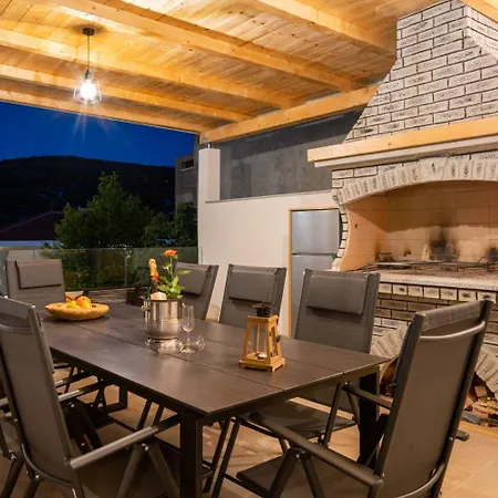 Lux 2 - Heated Pool Apartment
