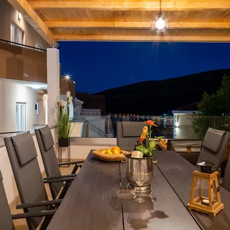 Lux 2 - Heated Pool Marina