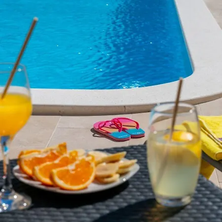 Apartment Lux 2 - Heated Pool Marina