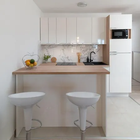 Lux 2 - Heated Pool Apartment *