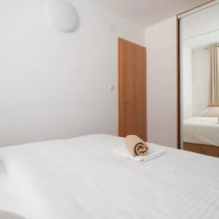 Lux 2 - Heated Pool Apartment *