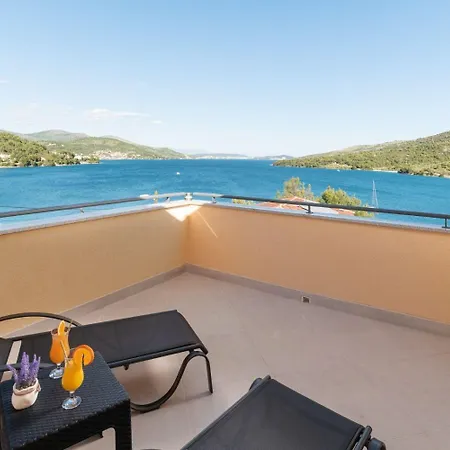 Apartment Lux 2 - Heated Pool Marina