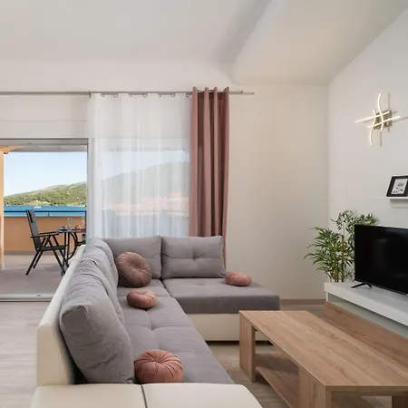 Apartment Lux 2 - Heated Pool Marina