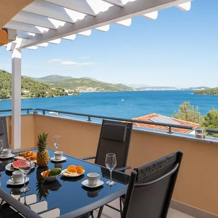 Lux 2 - Heated Pool Marina