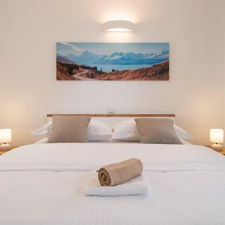Lux 2 - Heated Pool Apartment *