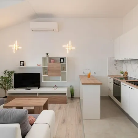 Lux 2 - Heated Pool Apartment *