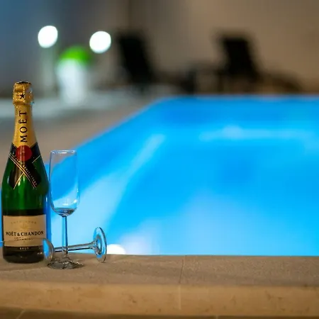 Lux 2 - Heated Pool * Marina