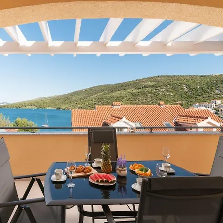 Lux 2 - Heated Pool Marina