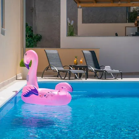 Lux 2 - Heated Pool