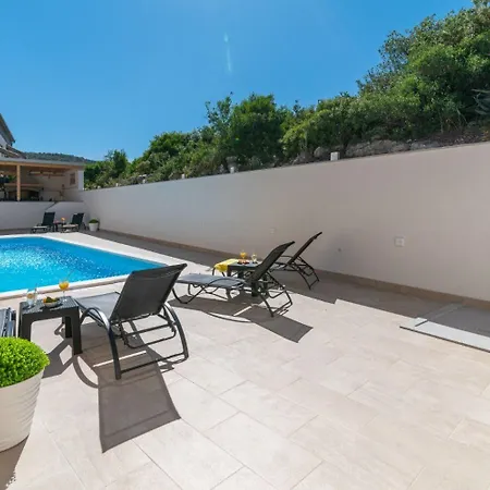 Lux 2 - Heated Pool Apartman