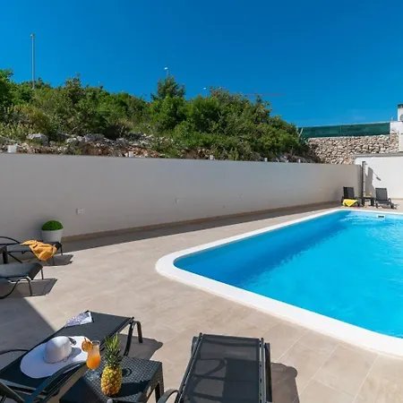 Apartman Lux 2 - Heated Pool