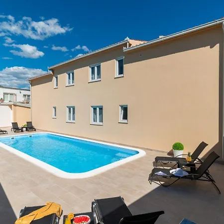 Lux 2 - Heated Pool Apartman *